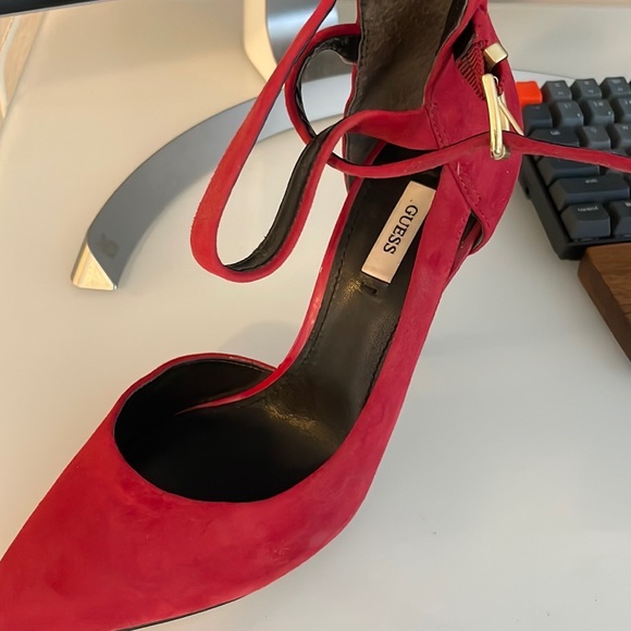 Red pumps by Guess. - Picture 2 of 3